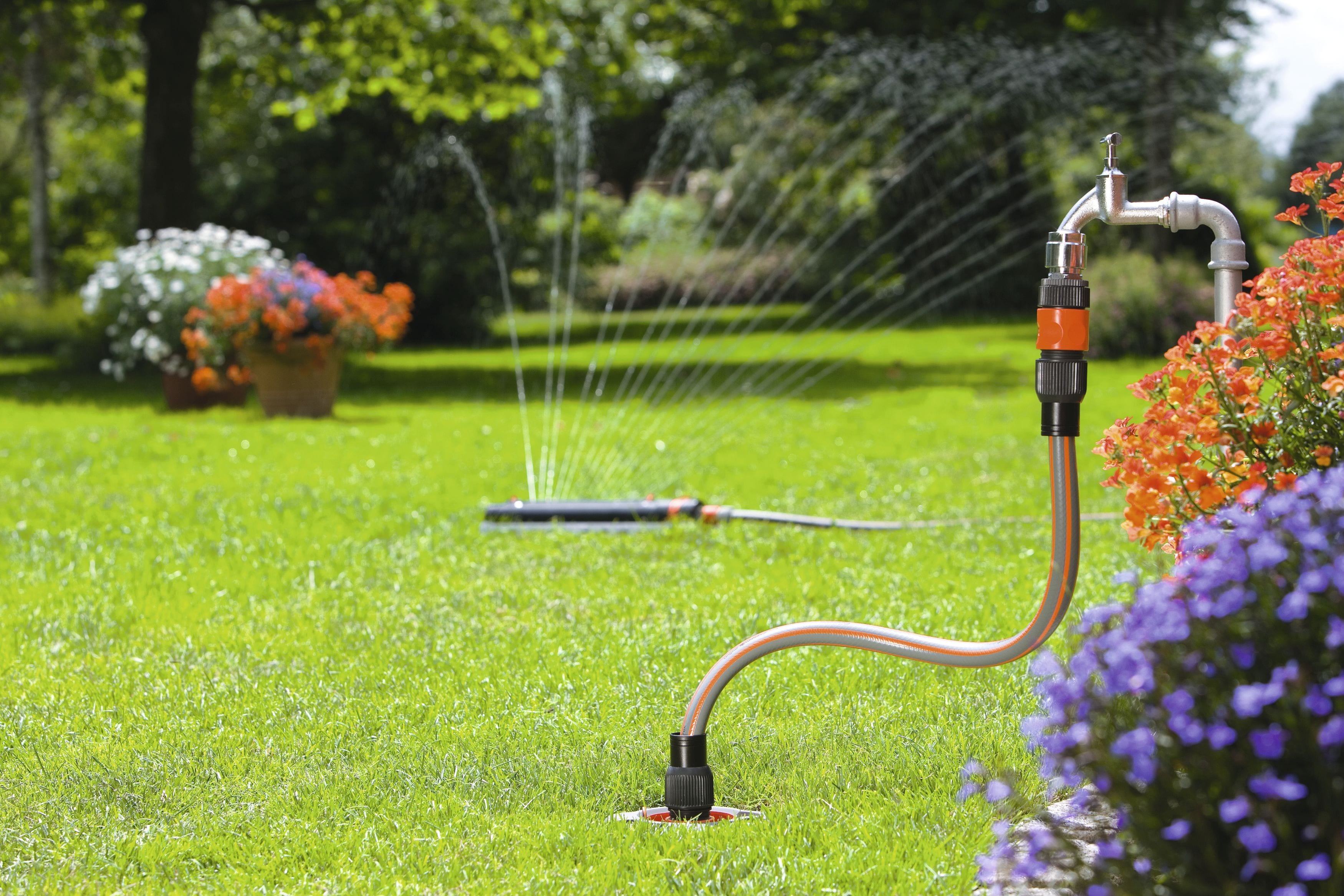 Для подачи воды используют. Комплект садового водопровода Gardena. Gardena 8255. Система автоматического полива Gardena. Гардена поливочная система.